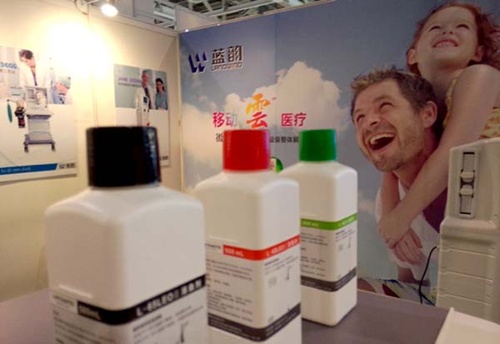 圖三:藍韻檢驗攜五分類血球分析儀及生化試劑亮相展臺 圖三:藍韻檢驗攜五分類血球分析儀及生化試劑亮相展臺